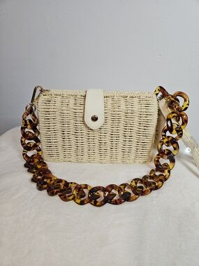 Woven Straw Crossbody Bag with Tortoiseshell Chain Strap - Cream